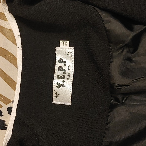 Chic Black Blazer with White Accents - Picture 2 of 11